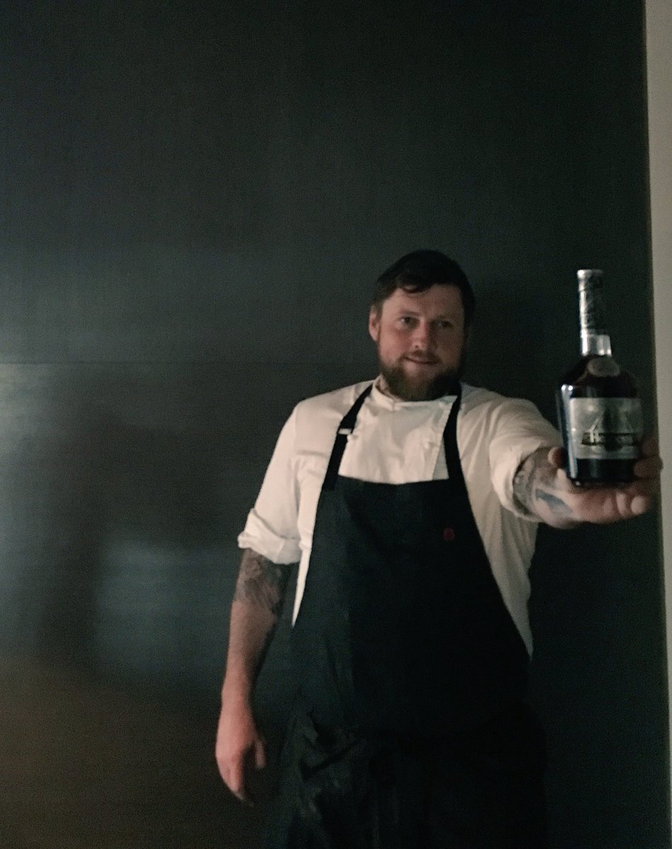 ¿Qué tienen en común <a href="/PaulBentley1/">Paul Bentley</a> y @olideboise? Su gusto por los tatuajes y la cocina. Producción de @Hennessy_MX y <a href="/FoodandTravelMX/">Food and Travel MX</a>