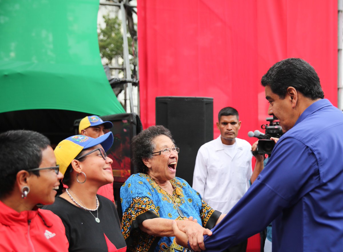 PresidencialVen's tweet photo. #FOTOS Pdte. @NicolasMaduro rinde homenaje las Mujeres que han dado su vida por la Independencia de la #Patria #LasQueNoSeRinden https://t.co/7aGiXM8dD9