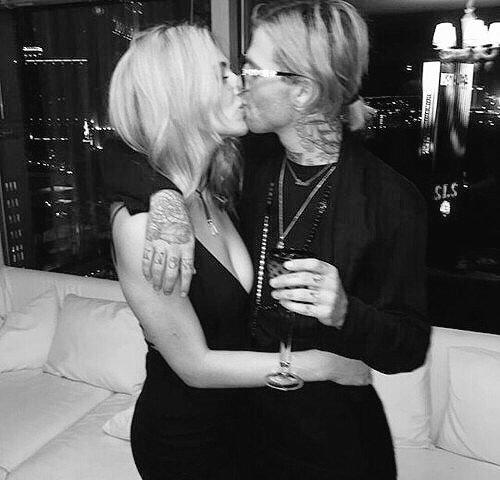 — ✩ Con il riuscivo a dimenticare temporaneamente il costante sottofondo di solitudine che mi accompagnava da sempre.