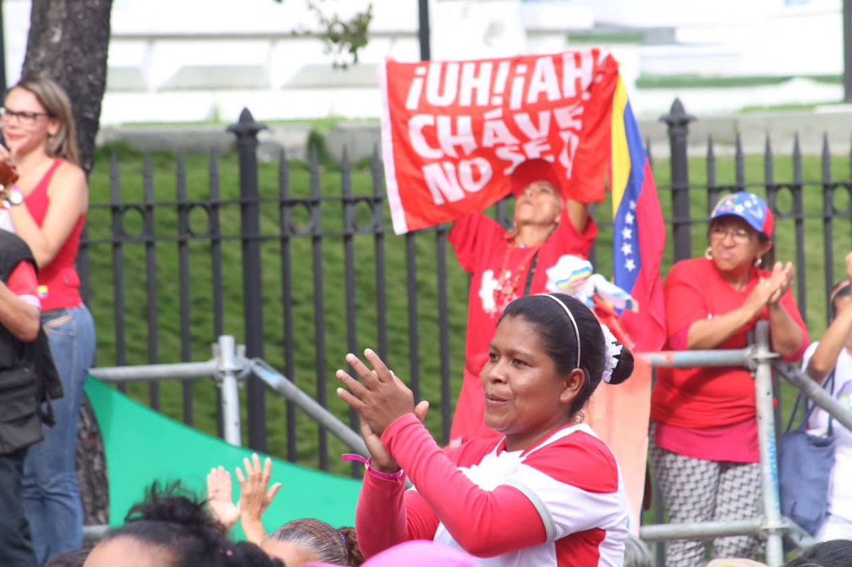 gestionperfecta's tweet photo. Seguimos rodilla en tierra y ante cualquier escenario defenderemos la Revolución Bolivariana  #LasQueNoSeRinden https://t.co/lgdN751Pt2