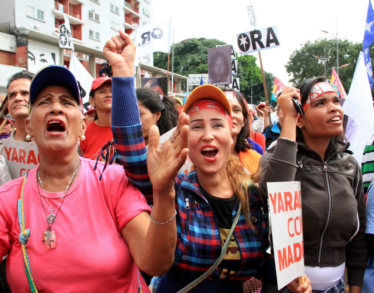 gestionperfecta's tweet photo. Seguimos rodilla en tierra y ante cualquier escenario defenderemos la Revolución Bolivariana  #LasQueNoSeRinden https://t.co/lgdN751Pt2