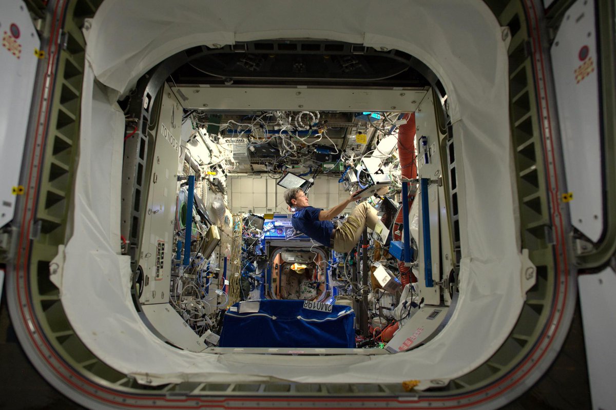 Thom_astro's tweet photo. .@AstroPeggy prise sur le vif dans le labo US. Déjà très à l’aise dans l’ISS – normal, c’est une biochimiste et astronaute expérimentée https://t.co/TAgpHLlrL4