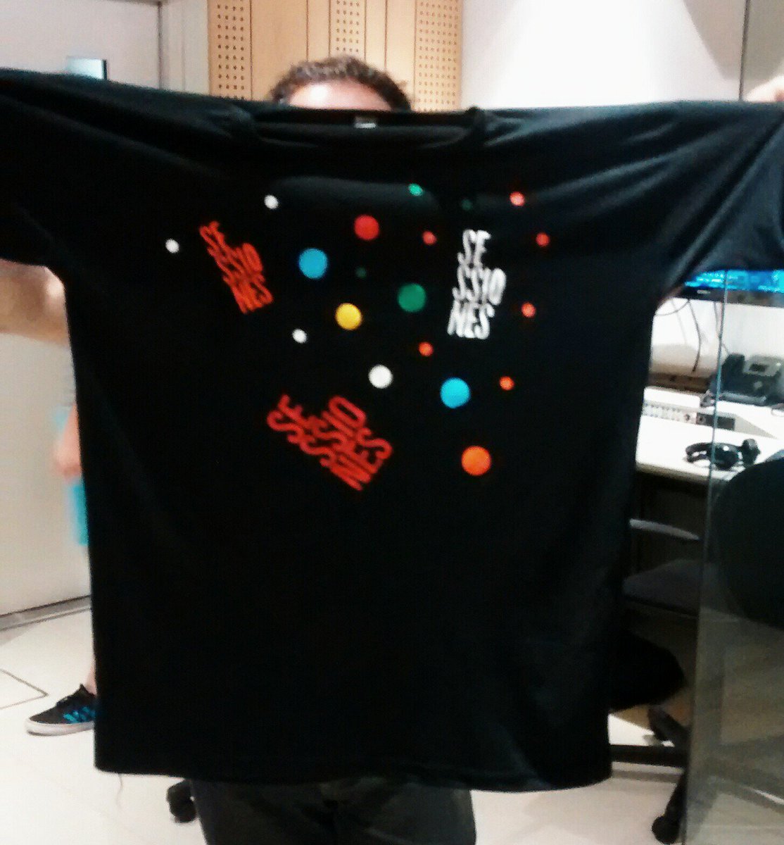 SessionesReggae's tweet image. En instantes escuchanos en #backup con Rama Quesada  y escribinos así te ganas esta remera!!