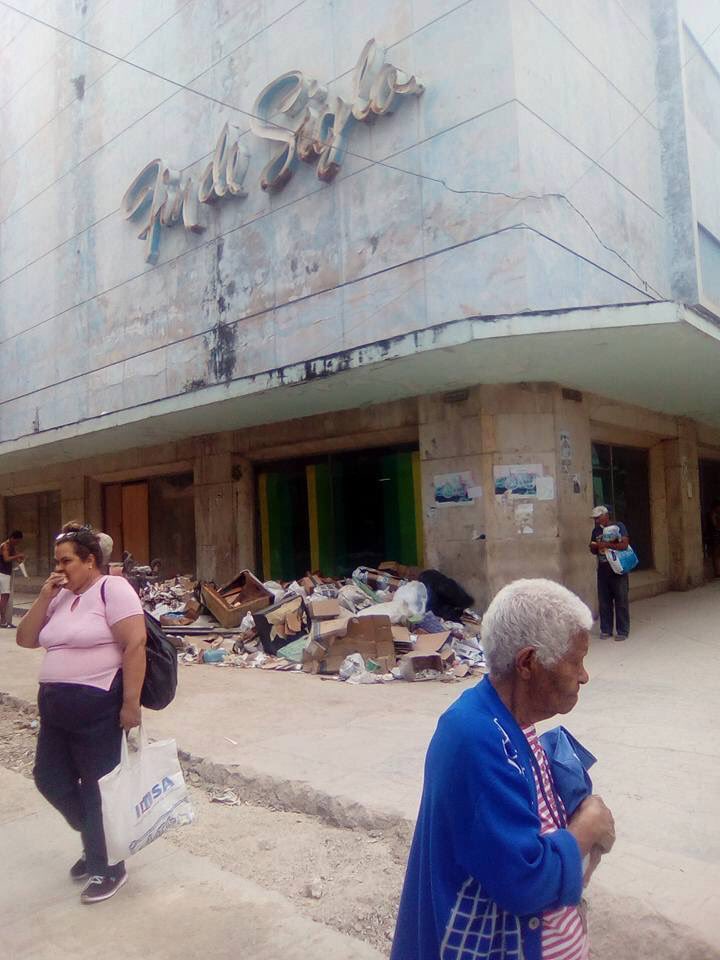 Yusnaby's tweet photo. Tienda "Fin de Siglo" en fechas navideñas: antes y después de 58 años de "revolución victoriosa". #LaHabana #Cuba https://t.co/vaE1HlYNjh