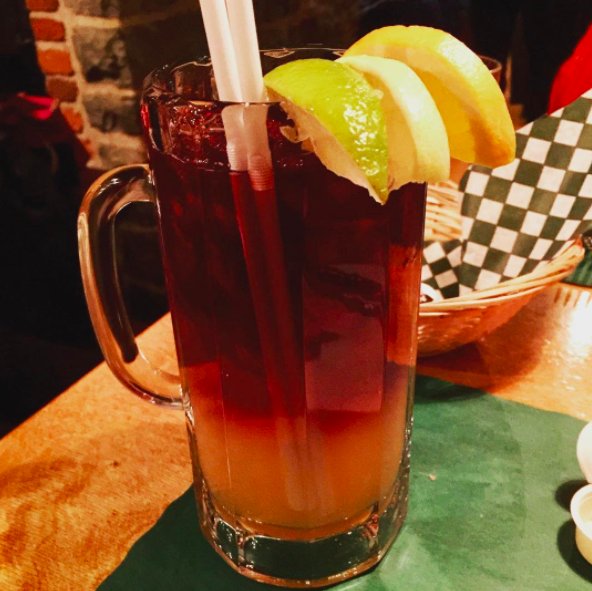 Avez-vous déjà essayé notre SANGRIA CARIBOU? Si ce n'est pas le cas, c'est ce soir que ça se passe !🍹📸 <a href="/shwatz777/">shwatz777</a>#SangriaCaribou #LaBucheQc