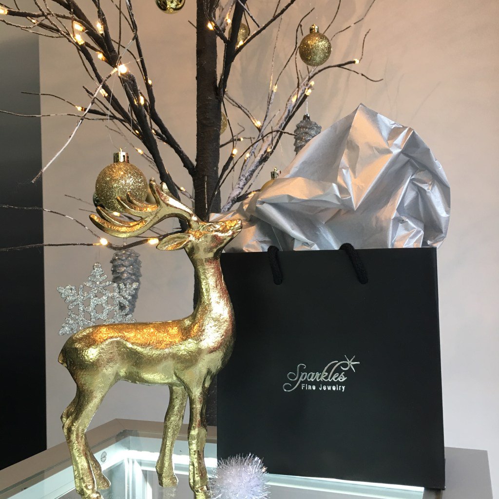 SparklesChicago's tweet photo. An Andersonville Holiday Shopping Guide, curated by Sparkles https://t.co/FTI605uIbV https://t.co/BnRpdmdiDB