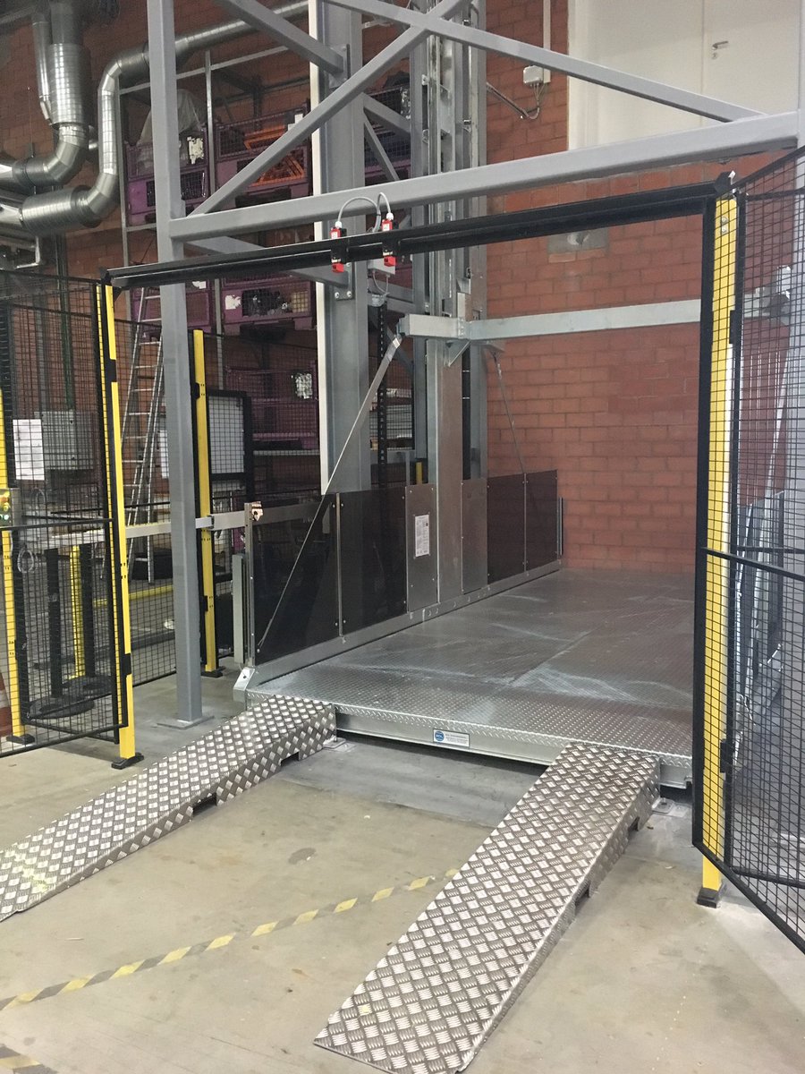 xavierdl's tweet photo. Idealpark-autolift by RDL bij BMW Belux Bornem https://t.co/CKaF6TTszD