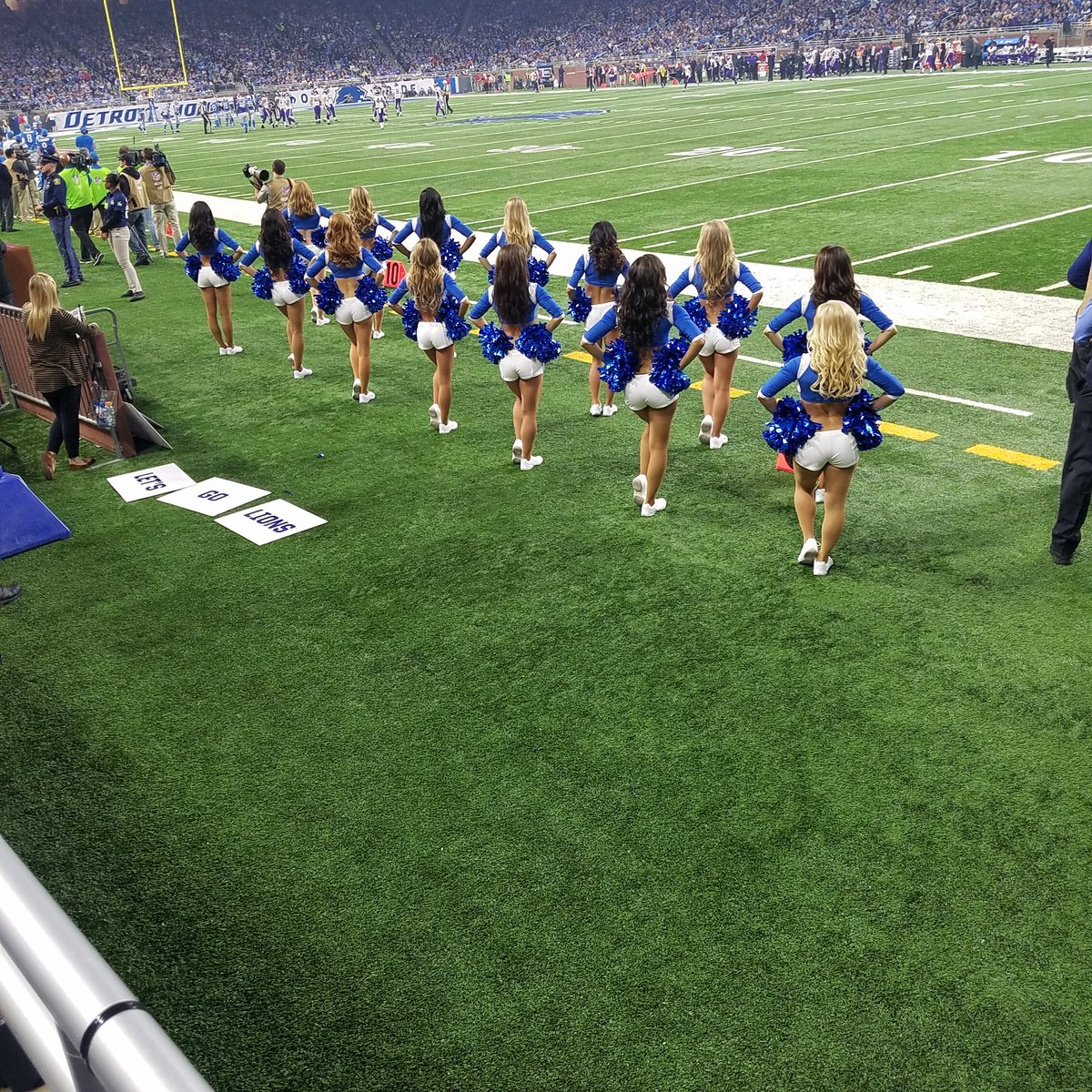 This why we havent been winning no CHEERLEADERS LOL #GOLIONS