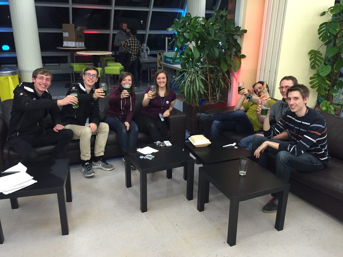 Team_HULKs's tweet photo. #RoHOW2016 #chilling #networking #friends #pizza #beer https://t.co/7htJU337Rf