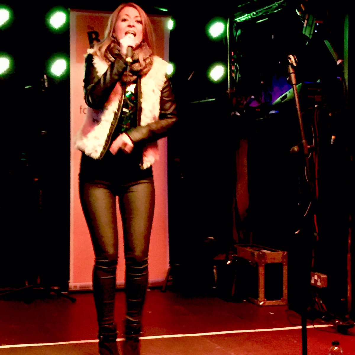 PennyHannant's tweet photo. Great night singing at the Gt Yarmouth light switch on tonight! Thanks @thisisthebeach for having me #christmas #livemusic #singing https://t.co/orAbquIHIG