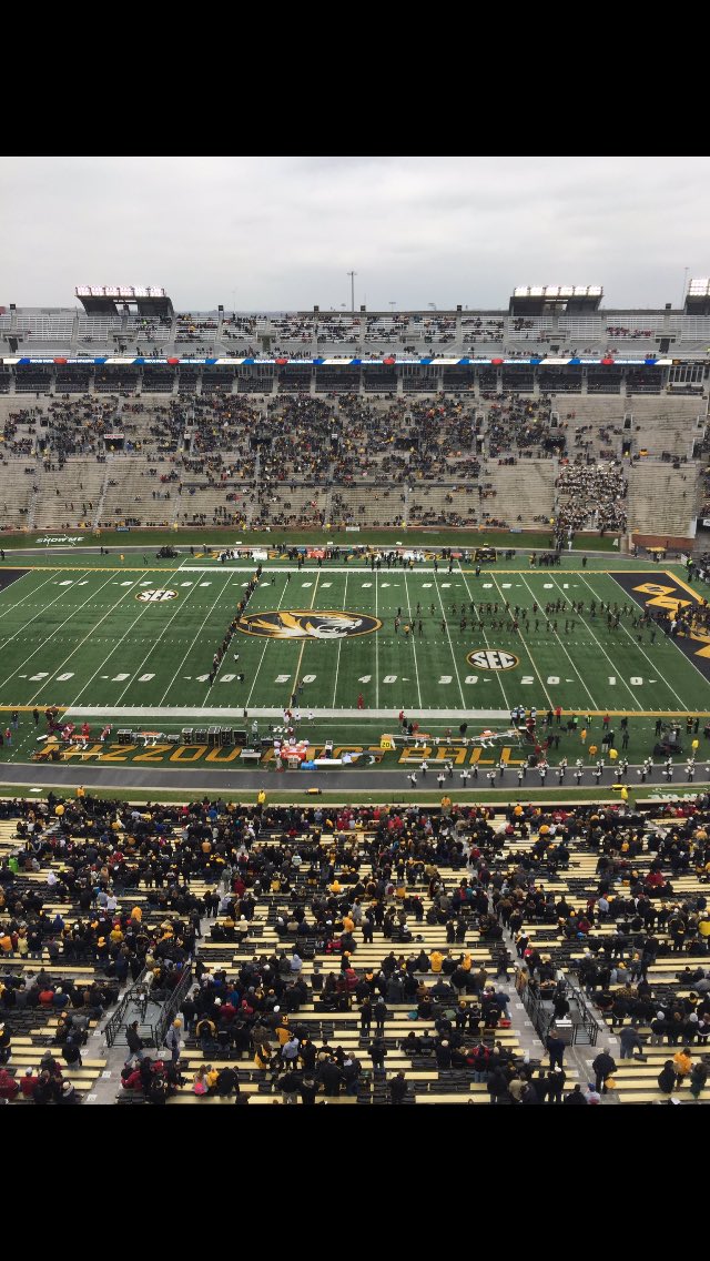 BillVickery's tweet image. Salt Bowl v/s Battle Line-Benton &amp;amp; Bryant easily have more fans-maybe that hunger strike is still going on at Mizzou? #safeplace #comfortdog