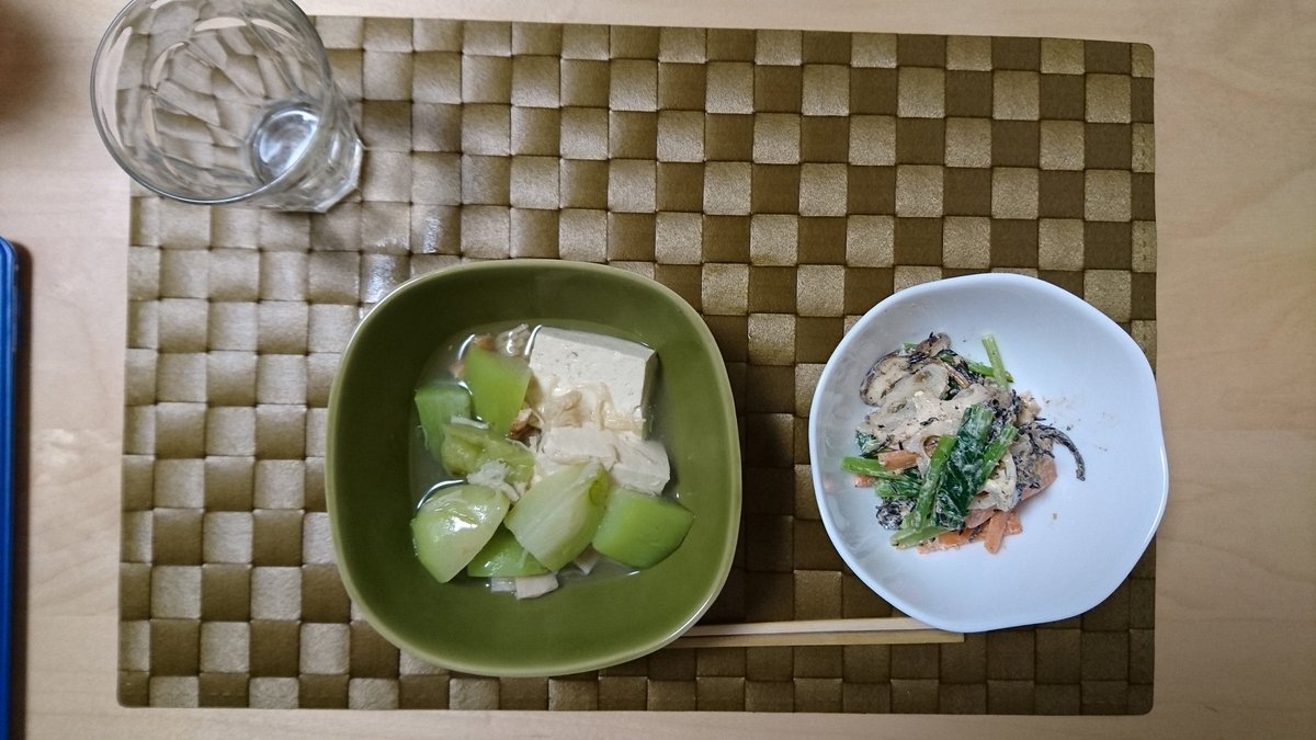 植木 新刊作業男爵 植木のヘルズキッチン この前の祝日の お祭りが出掛ける先々で開催されてて うっかり買い食いしてたらお腹が なので ハヤトウリとホタテの煮物 小松菜とかヒジキとかの胡麻マヨサラダ ハヤトウリは 冬瓜よりも甘味が強いのと