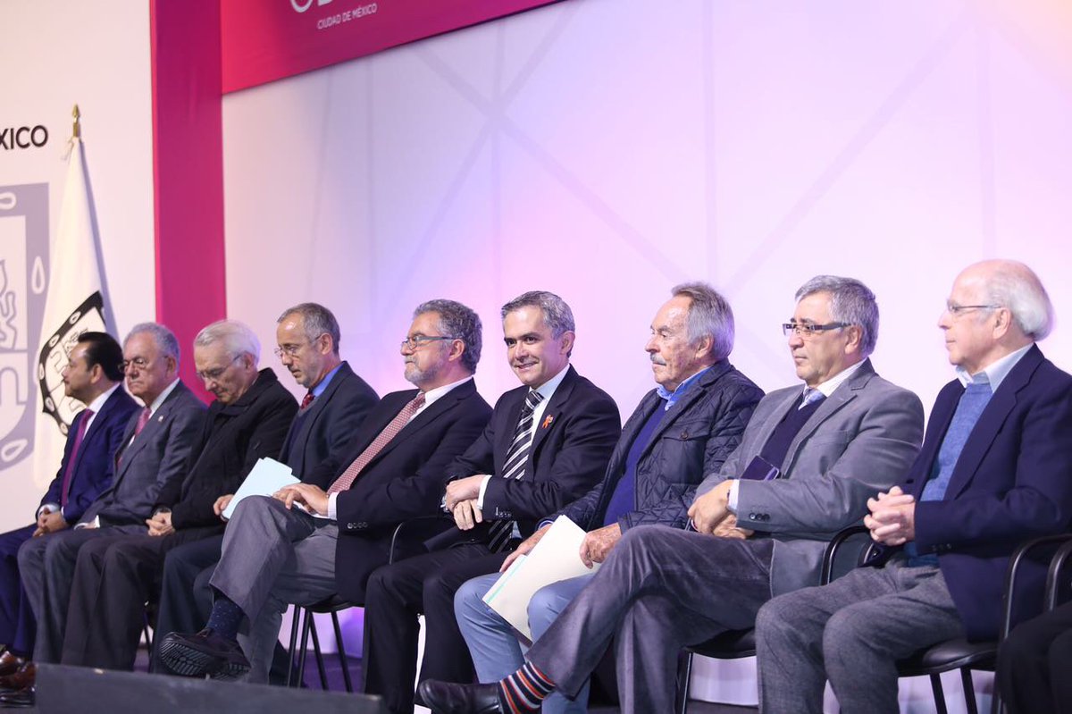 ManceraMiguelMX's tweet photo. Reconocer e incentivar el trabajo que realizan nuestros científicos es un compromiso de la #CDMX #PremioHebertoCastillo 2016 #mm https://t.co/QoV4azfbAt