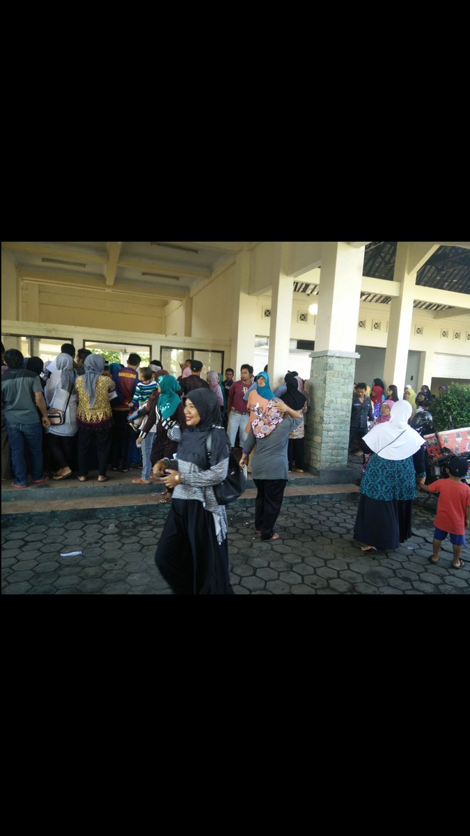 disdukcapil_pml's tweet photo. Plyn JemBol di Terminal Randudongkal #Antusiasme warga yg LUARRR BIASA #Trmksh Camat&para Kades @ganjarpranowo @pakjunaedi @dukcapil_jateng https://t.co/RDGb5ON6fx