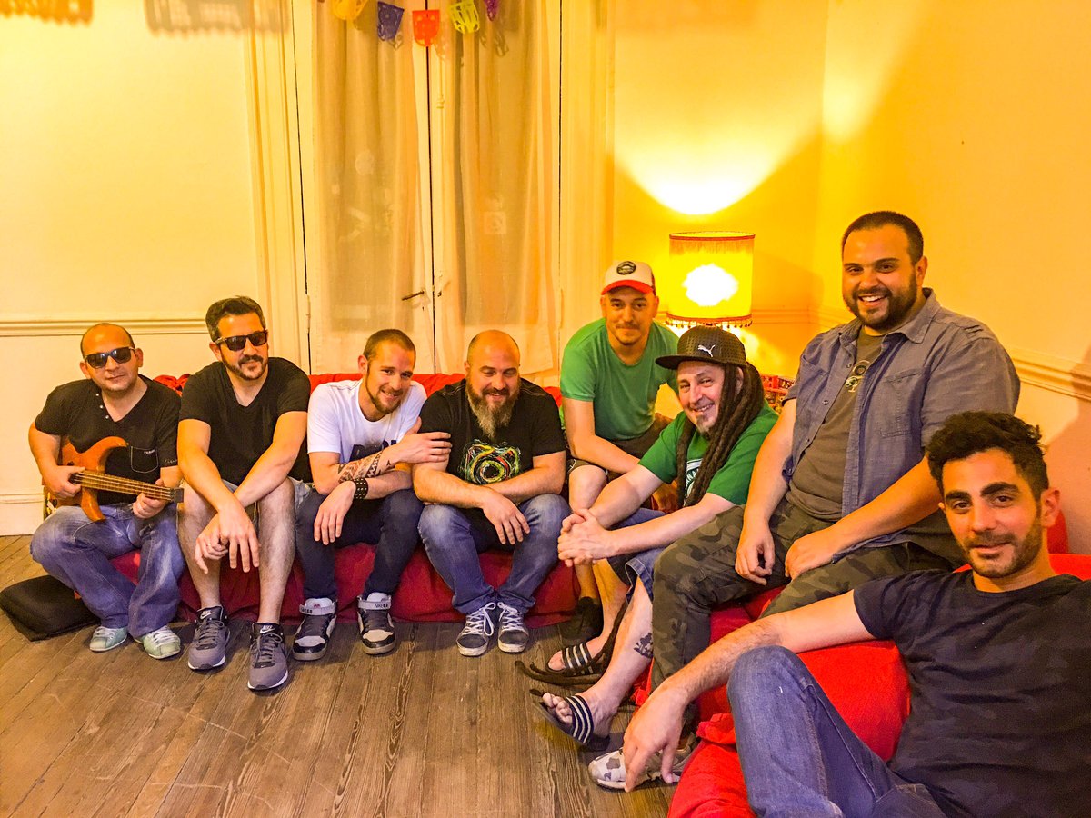 kangrejoz's tweet photo. @UmoOficial y @Kameleba_Roots volvieron al @kangrejoz y nos reímos mucho! 10 años de "sueño que va" y no para aún https://t.co/hXqaaEuI48