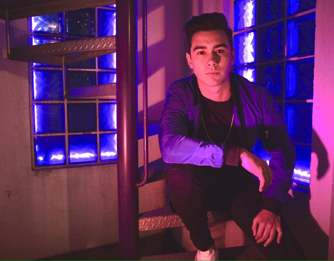 EsOmarCruz's tweet photo. Cuando este tuit llegue a 400 RT'S, mandaré DM a todas las personas que lo contesten. (No importa cuánto tarde) ✋🏼😍🔷 https://t.co/Z6oenGXhBr