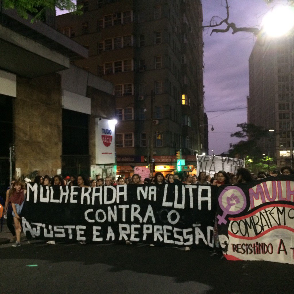 sulvinteum's tweet photo. Protesto sobe a Borges, puxado pelas mulheres, marcando os atos de 25 de novembro #NenhumaAMenos #ContraPEC241 https://t.co/rVPe0k7zf1