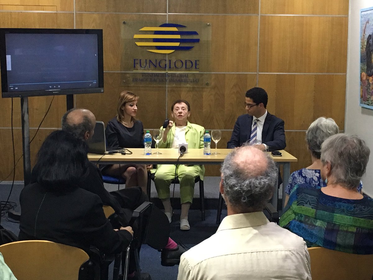 InstitutoGlobal's tweet photo. Durante nuestro conversatorio con Bronia Krause, sobreviviente del campo de concentración de Auschwitz #CTC2016 https://t.co/aFThACmAG0