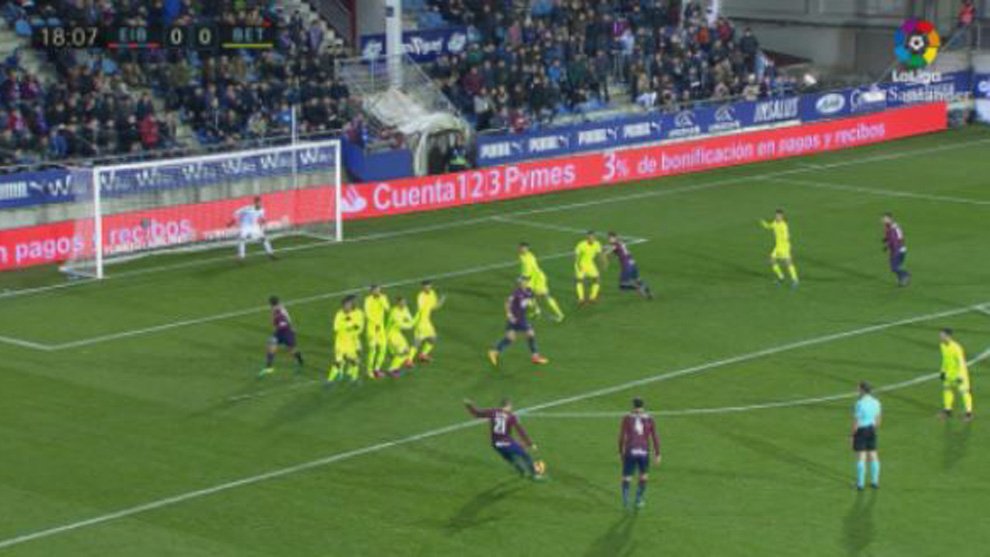 Vaya falta directa de PEDRO LEÓN: ¡clavó la pelota en la escuadra!
▶ videos.marca.com/v/0_mc74fc12-g…