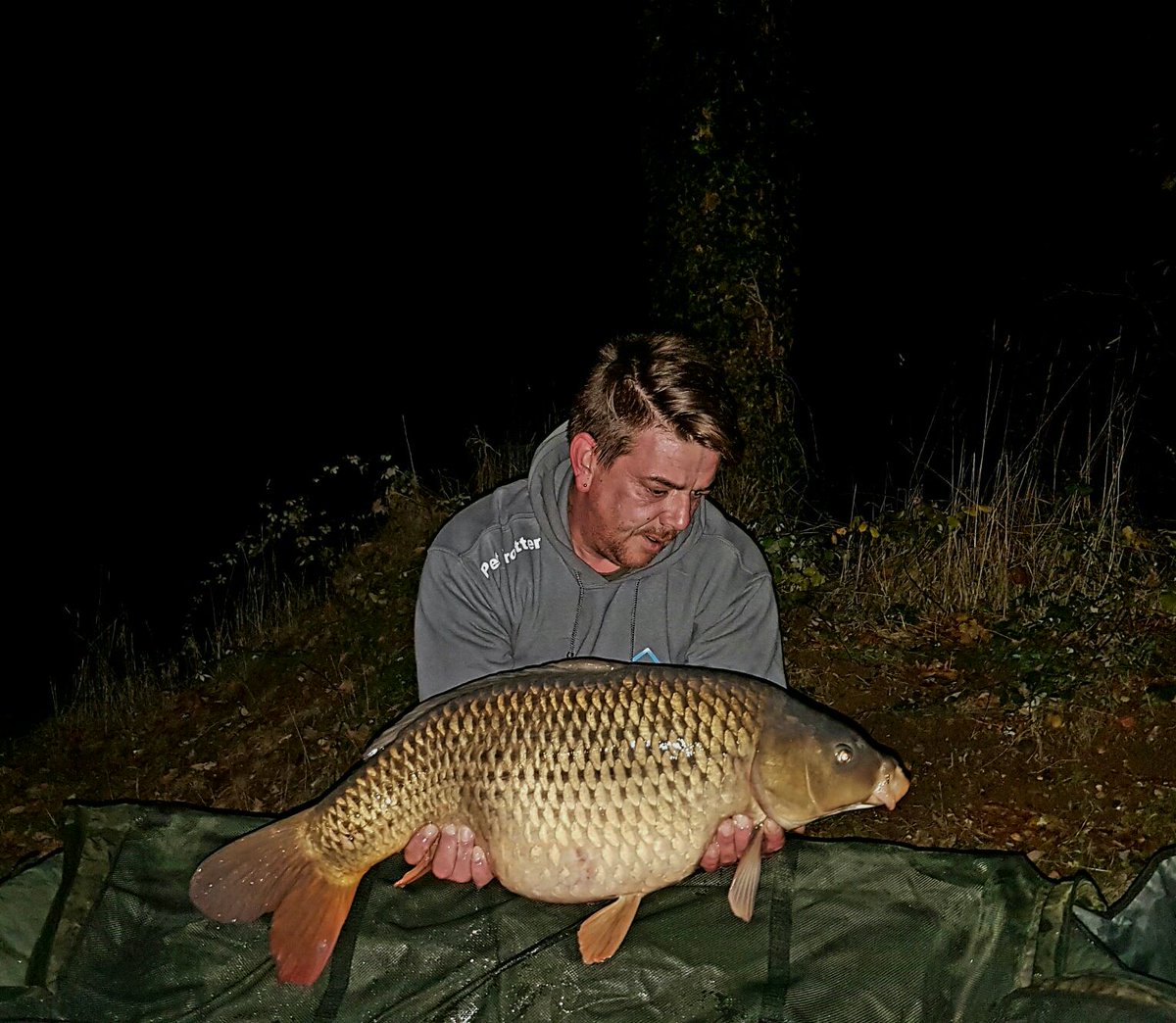 _CreativeCarp's tweet photo. Here is team member @petertheman96 with a stunning 23lb common wearing the CC16 hoodie #creativecarp #befreshbecreative #carpfishinguk π£π£ https://t.co/lizVgvtwji