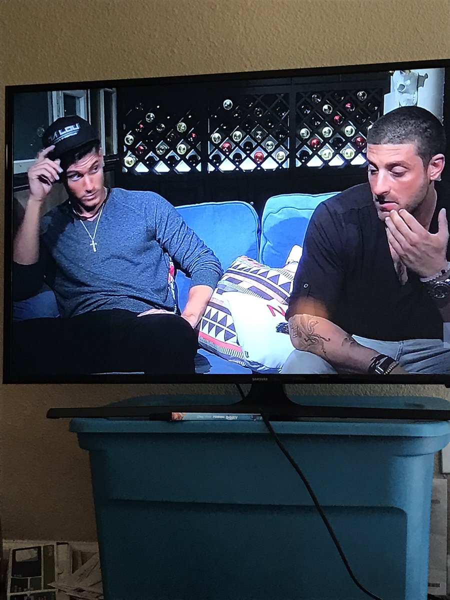 erionnarose's tweet photo. That @TiaLouSeattle product placement on @RealWorldMTV though 😹👌🏼 #Seattlites https://t.co/iHtCg5cfOM