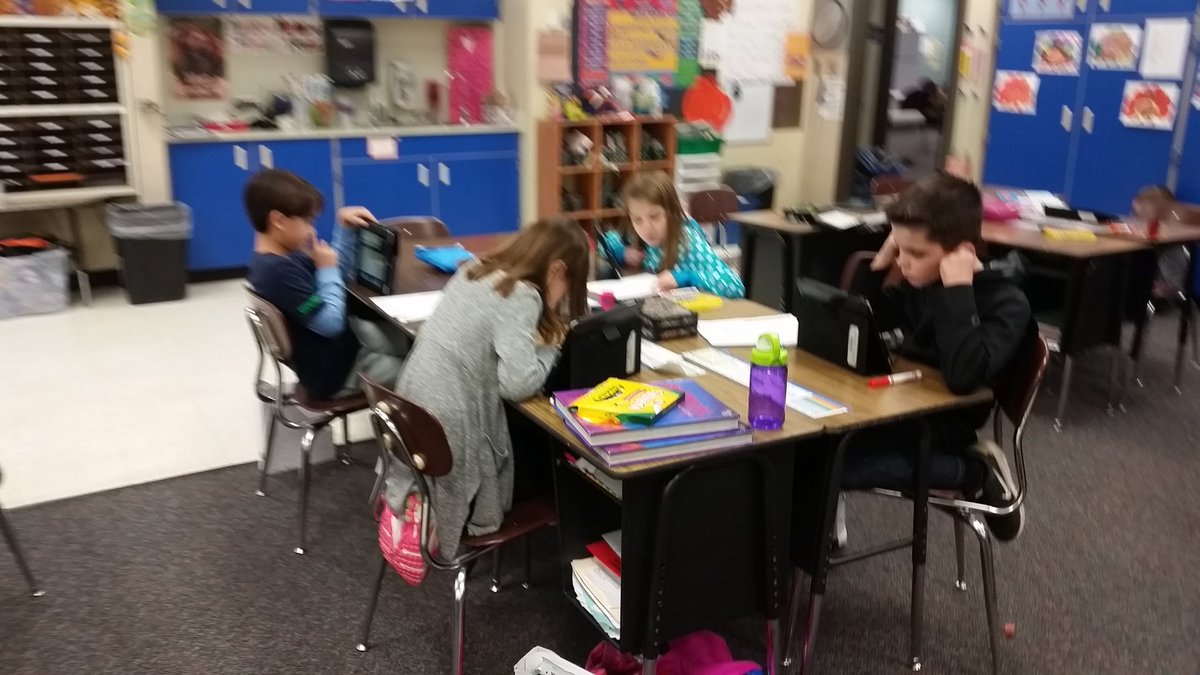 MsThompsonsRoom's tweet photo. Fluency practice on iPad with #voicerecordpro in reading groups. Accuracy is our goal! #TTSDlearn https://t.co/u77Fygc7SL