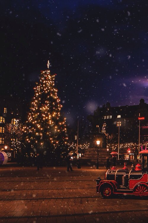 AestheticCosmos's tweet photo. It's that time of the year 🌨🎁🎄 https://t.co/9IPbWpSvtc