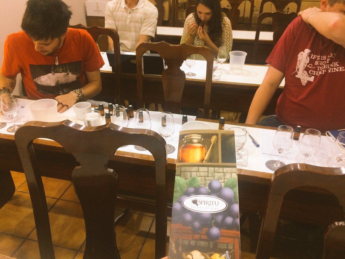 BodegasAR's tweet photo. Hoy jugamos con los #AromasDeVino. Entrenamos la nariz antes de comenzar a degustar. https://t.co/uWxeQeRtzM