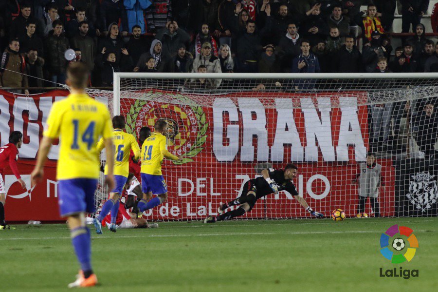 Dimitrievski intervenes against Cádiz; photo: LaLiga