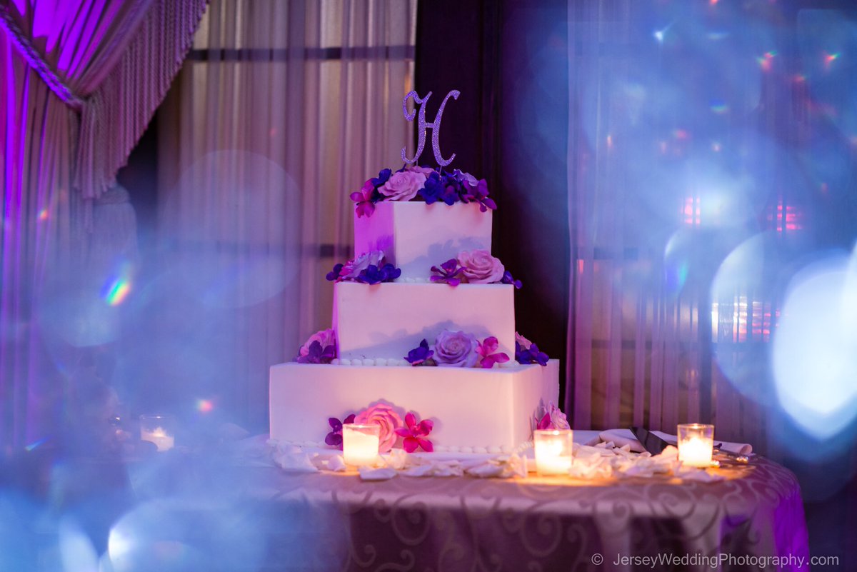 AestheteStudios's tweet photo. Muito delisiosos y hermosa!! #weddingcake #macalusos #cake #njwedding #Njweddingphotographer #newjerseyweddingphotographer #wedding https://t.co/1pmlLotiws