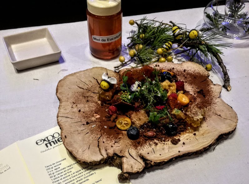 biodiverxa's tweet photo. Recreación de un ecosistema donde la miel y las abejas son protagonistas.
Plato de @CozarMiriam #menuexpomiel16 #expomiel2016 #mieldecordoba https://t.co/qOkMtTUDhn