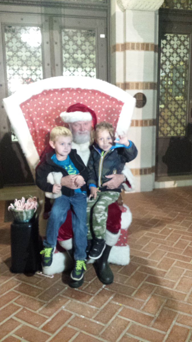 ShelbyRReese's tweet photo. Santa with his best friend! 👬🎅🎄🌃 #FantasyOfLights #BestSanta #ChooseWF https://t.co/SEa12jHu7X