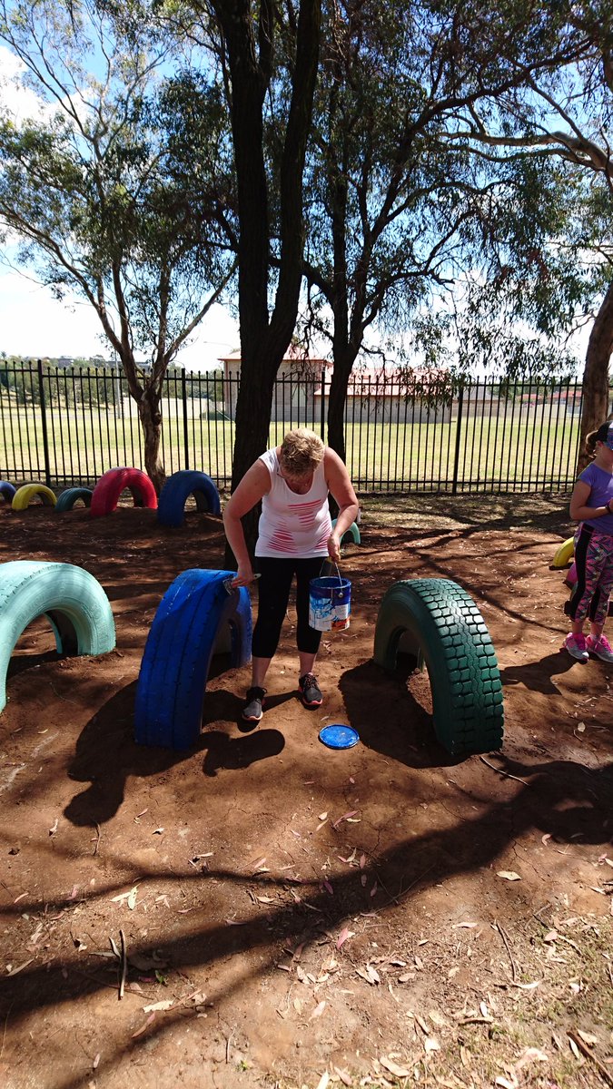 stephy_83's tweet photo. Working bee in our new garden @Ambarvale PS https://t.co/KBhGbl71wt
