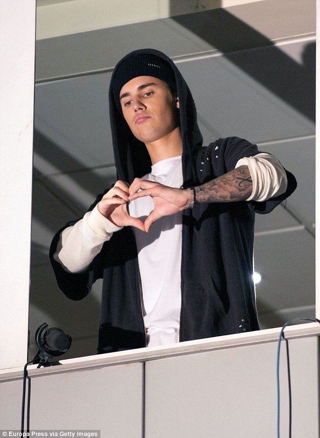 beersflatlines's tweet photo. retweet if you love him as much as he loves you  #MTVStarsJustinBieber https://t.co/TfC4knesMJ