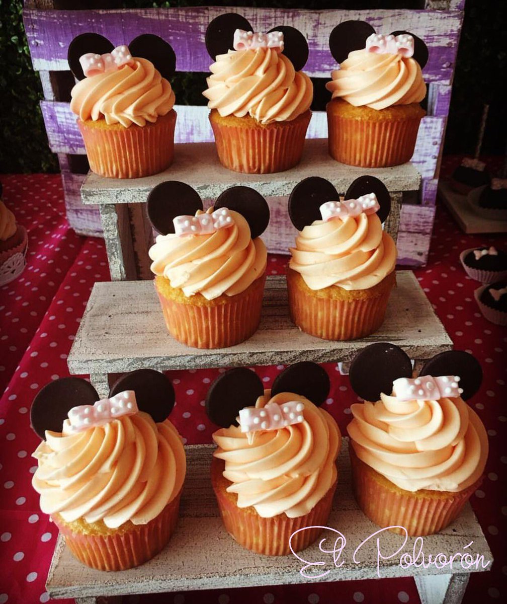Minnie Mouse Cupcakes! 🤗💕 #elpolvorón #cupcakes #minnie #lovemyjob #party #birthday #buttercream #fondant #thebest #delicious #yummy