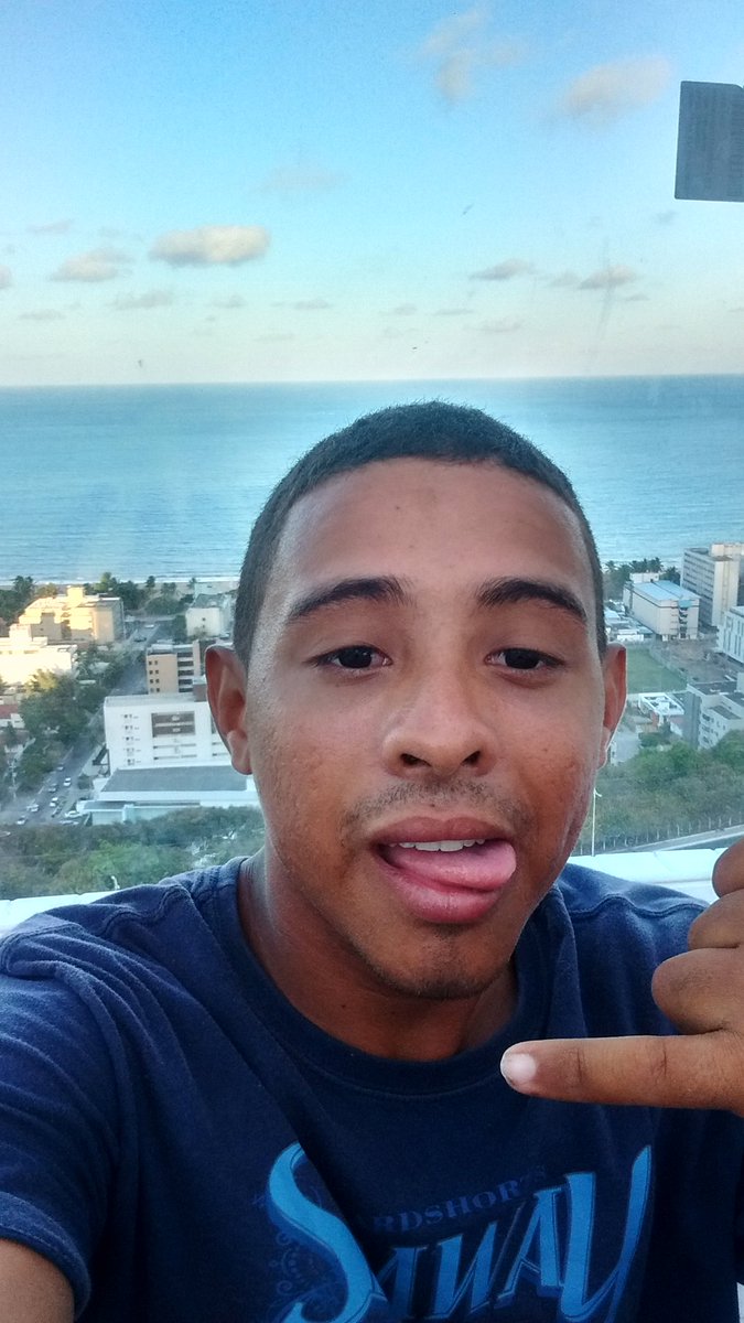 Não olhe para trás, não tem nada lá esperando por você.
  Boa Noite...✌🍃🍁