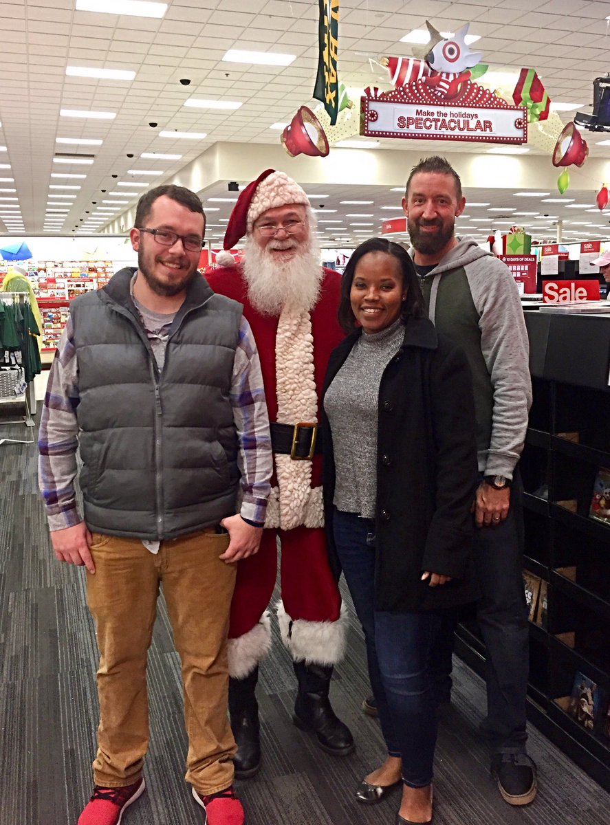 ChrisSchaick's tweet photo. When your AP Investigator is a good sport lol! :)🎄#santashelpers #onthegoodlist @supmomof4 @ShaneKindred @jessy_lundin https://t.co/0qDvFvziRg