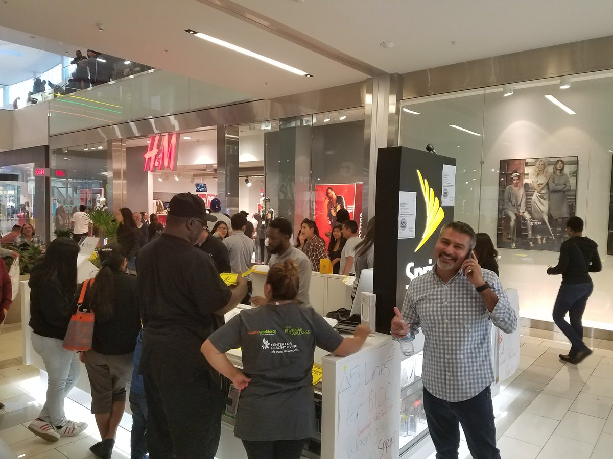 Jam-packed <a href="/Arch_Telecom/">Arch Telecom | Employee Owned</a> kiosk in Culver City with savvy shoppers! Mega savings w @Sprint new unlimited plan @tracySprint4CHI <a href="/kkwestisbest/">kevin kunkel</a>