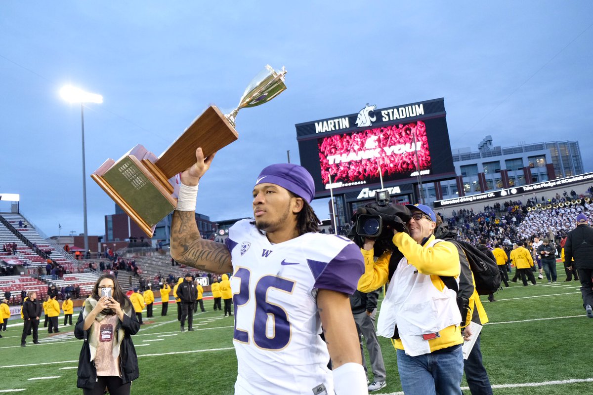 UW_Football's tweet photo. Sweet #AppleCup victory 🍎🏆

#PurpleReign https://t.co/EZGKBu644l