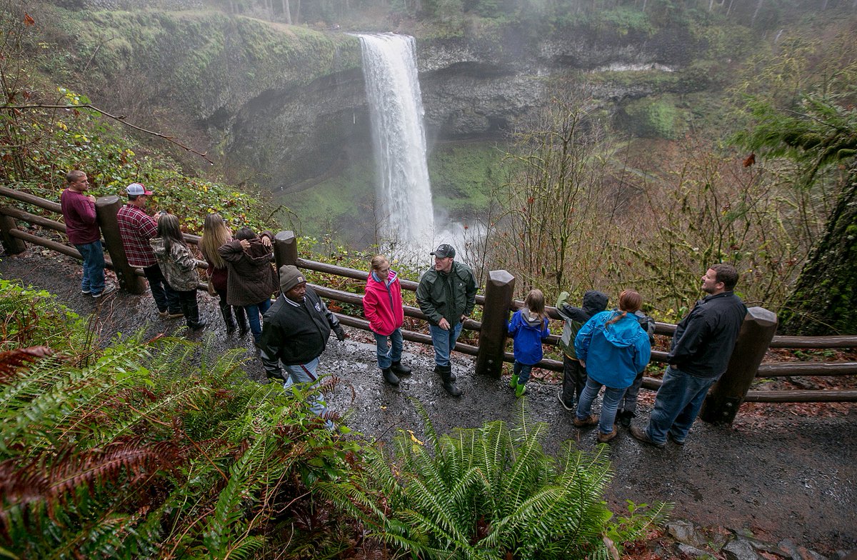 DPetersonSJ's tweet photo. About 2,200 people had visited Silver Falls State Park by 2 p.m. on #GreenFriday #OptOutside #BlackFriday #sjnow https://t.co/LHmdQXqPlX