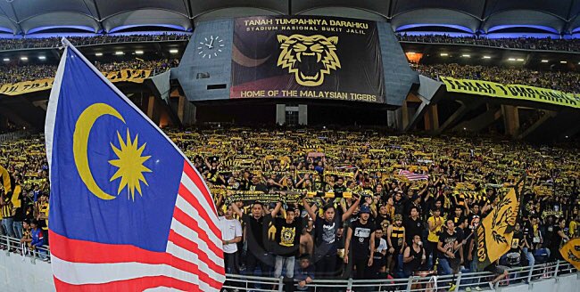 twt_bola's tweet photo. Malaysia! walau anda jauh beratus batu dari kami..walau anda dikelilingi penyokong tuan rumah Myanmar..Jgn Gentar! Kami Ada Dibelakang Anda! https://t.co/MgonJaS4iv