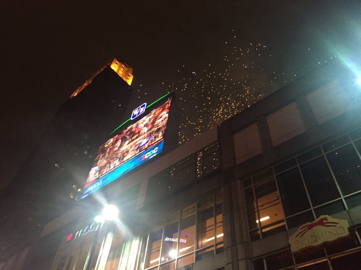 EmTweetsFirst's tweet photo. Fireworks to celebrate the season! My phone really hates the cold weather, keeps dying:-/ #coldwx #tistheseason @WLWT #LightUpTheSquare2016 https://t.co/kFw2rAZWhQ
