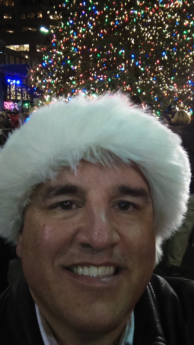 cincygreghoodin's tweet photo. With an H to the O to the HoHoHo happy #whohadays and or #hohodays @CityOfCincy @MyFountainSqr #LightUpTheSquare2016 https://t.co/qQOVp9BW52