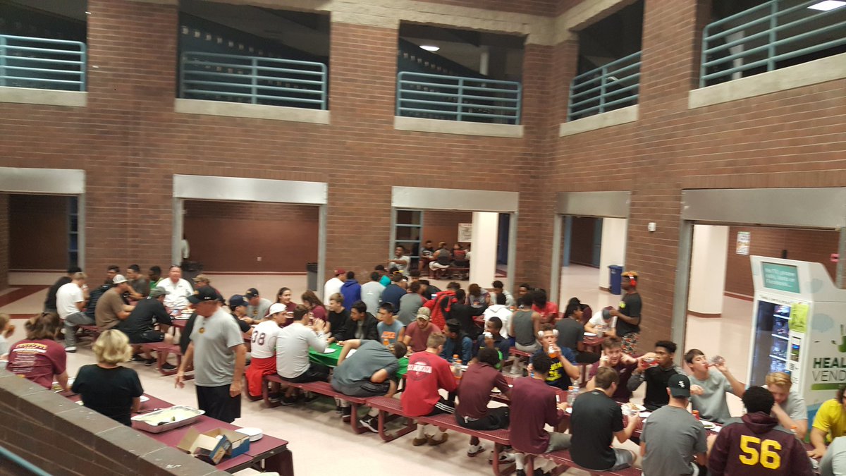 CoachElauer51's tweet photo. Nothing like breaking bread with some of your family members. #RoolPride #IWILL https://t.co/eZvgYlmpzx