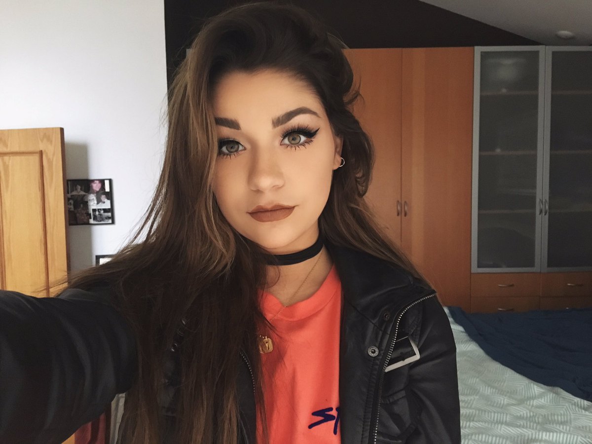 AndreaRussett tweet picture