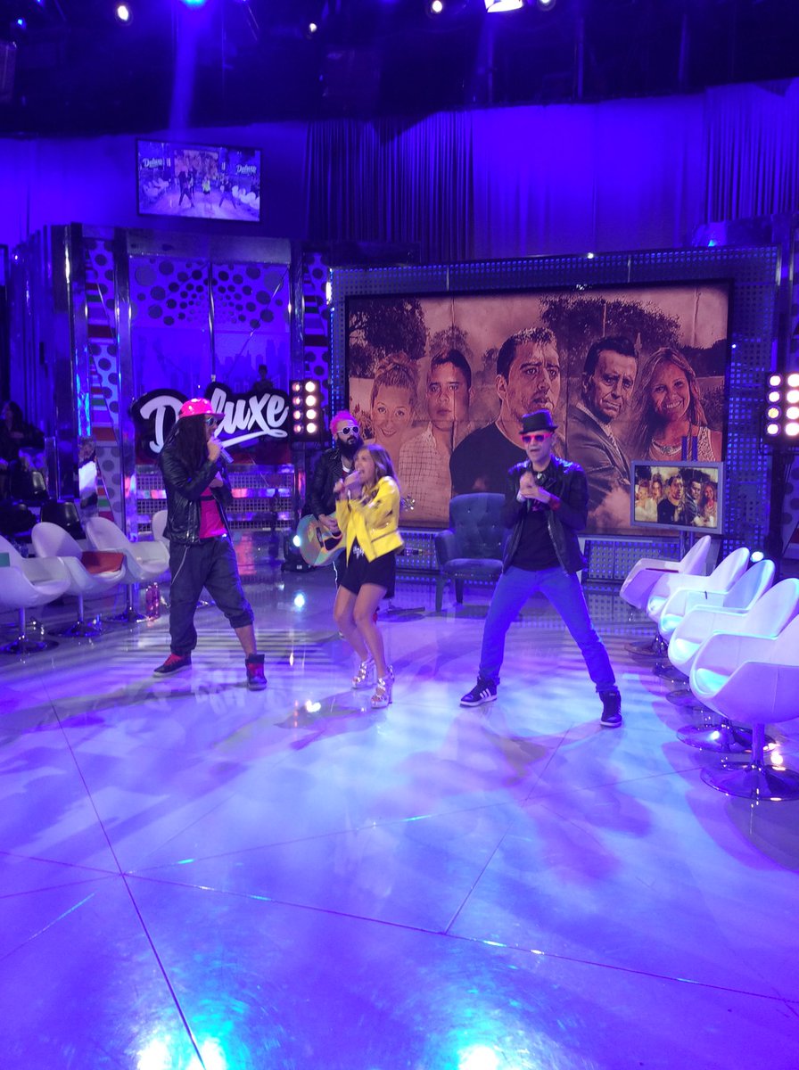 DeluxeSabado's tweet photo. FOTO. Así ensayan Team D'luxe la canción con la que nos deleitarán en breve en el programa. https://t.co/QFtgVZm1Qf