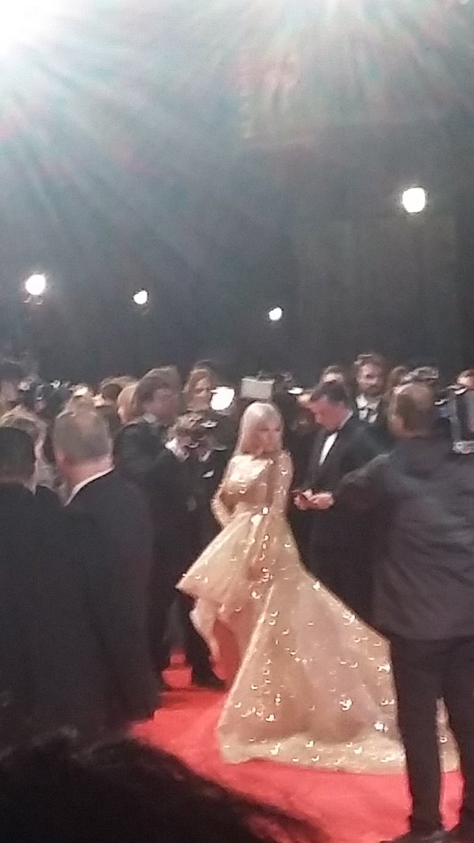 XKaros's tweet photo. Goaaall 😍🔥 @ShirinDavid #bambi2016 #shirindavid #shirizzle #berlin https://t.co/v0OLU4IFWK
