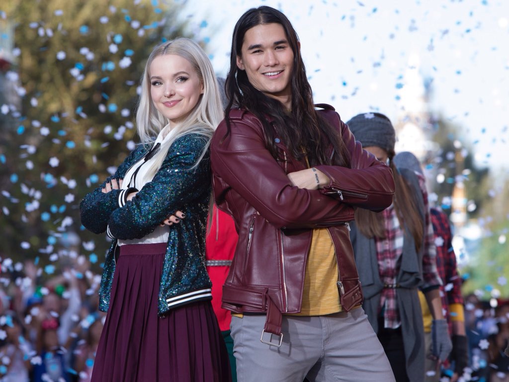 DisneyChannel's tweet photo. .@SofiaCarson and @TheCameronBoyce are at @WaltDisneyWorld! @booboostewart and @DoveCameron are at @Disneyland! 🌟
#DescendantsHoliday https://t.co/KOGsyO8HGt