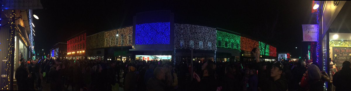 SiteMagicCo's tweet photo. AMAZING Big Bright Light show @Greater_Napanee ! Tis the season! 🎄 #SiteMagic #ygk @CBCOntMorning https://t.co/YFsg62yhHa