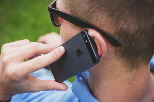 xatakamovil's tweet photo. Apple te recomienda no hablar con el teléfono pegado a la cabeza, pero no es la única https://t.co/SKk8qzUIcq https://t.co/qUUxdJ7eKr